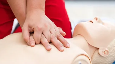 Pół godziny uciskania klatki piersiowej. Lekcja ratowania życia w Pabianicach